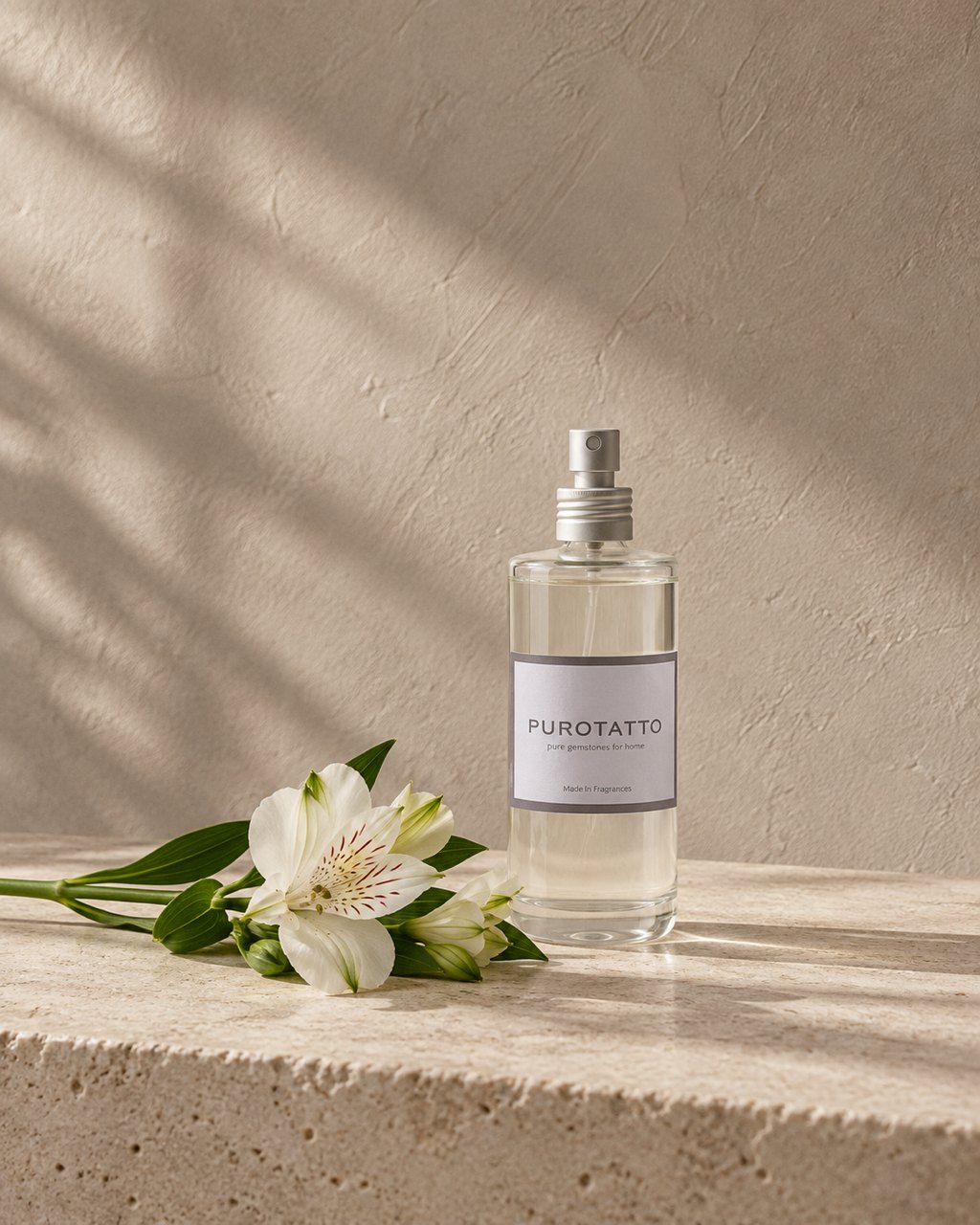 Spray d’ambiente accanto a fiori bianchi