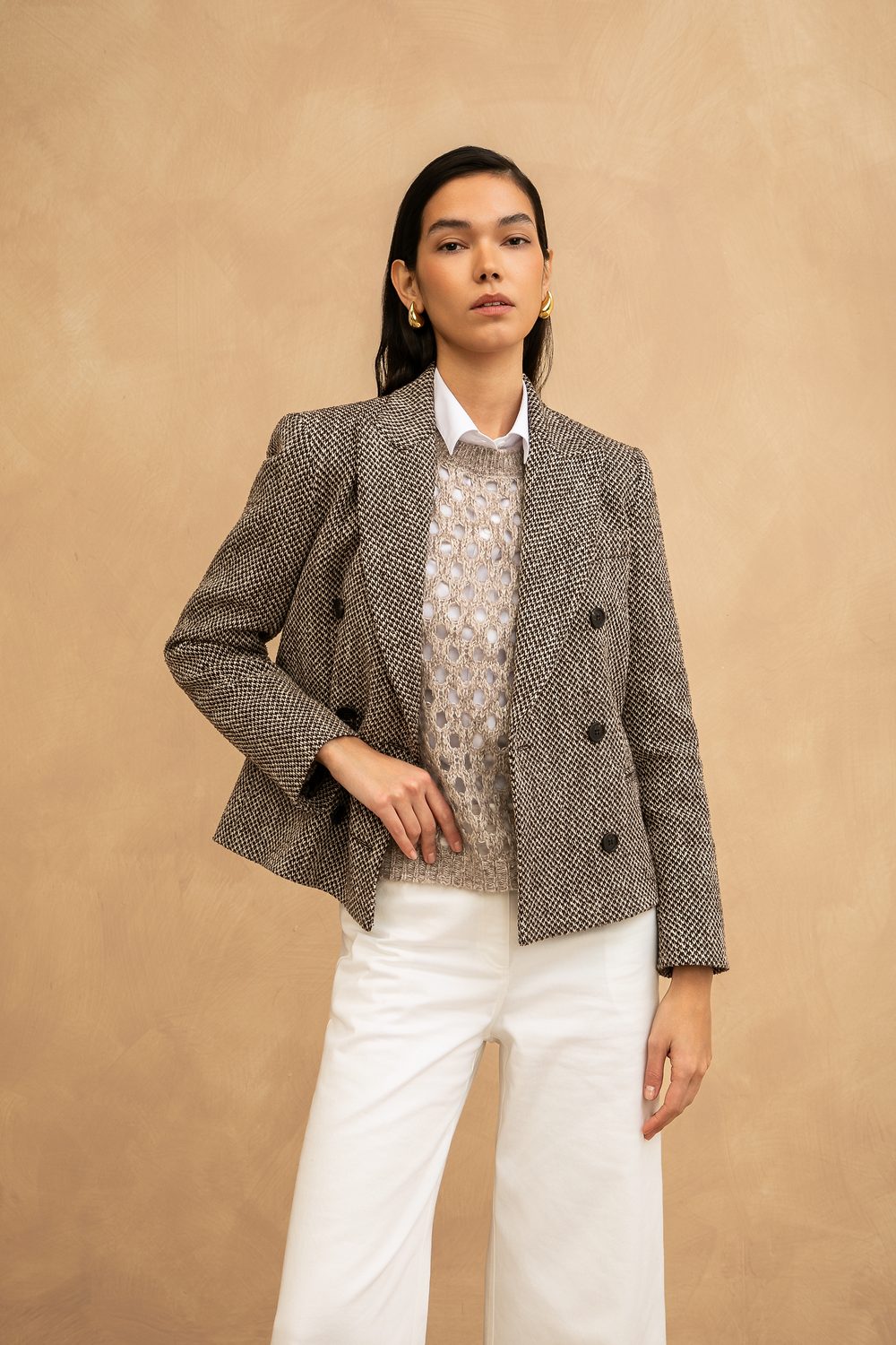 Giacca in tweed su maglia traforata e pantaloni avorio