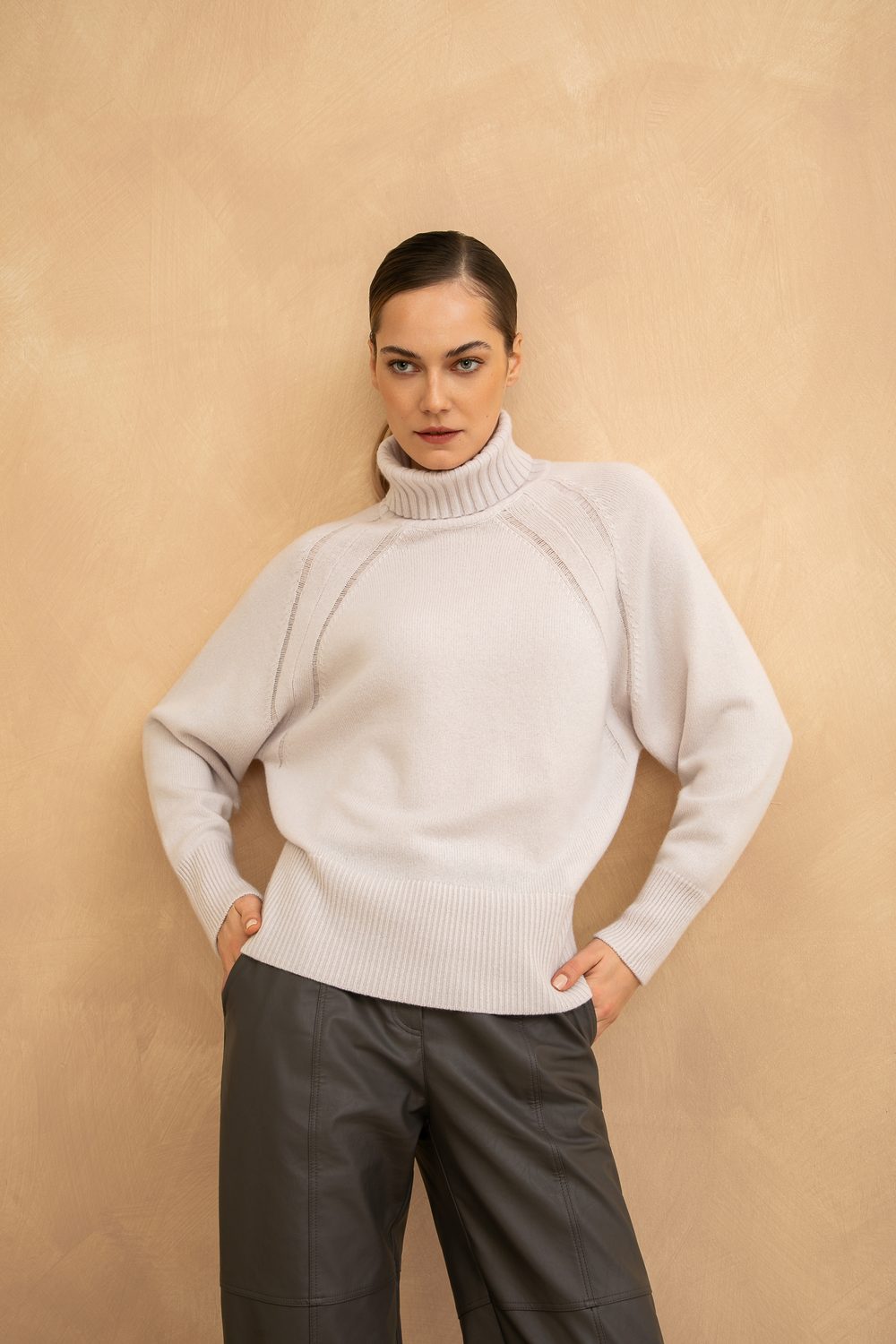 Dolcevita in cashmere avorio, in studio