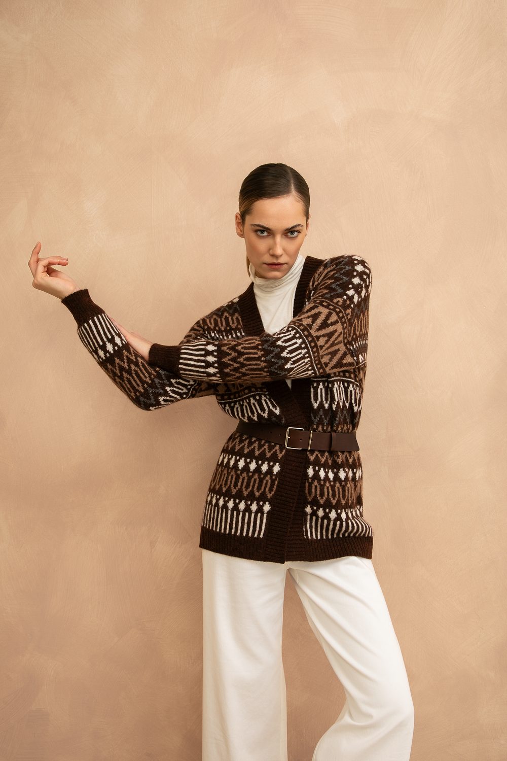 Il cardigan jacquard con cintura e pantaloni avorio, figura intera
