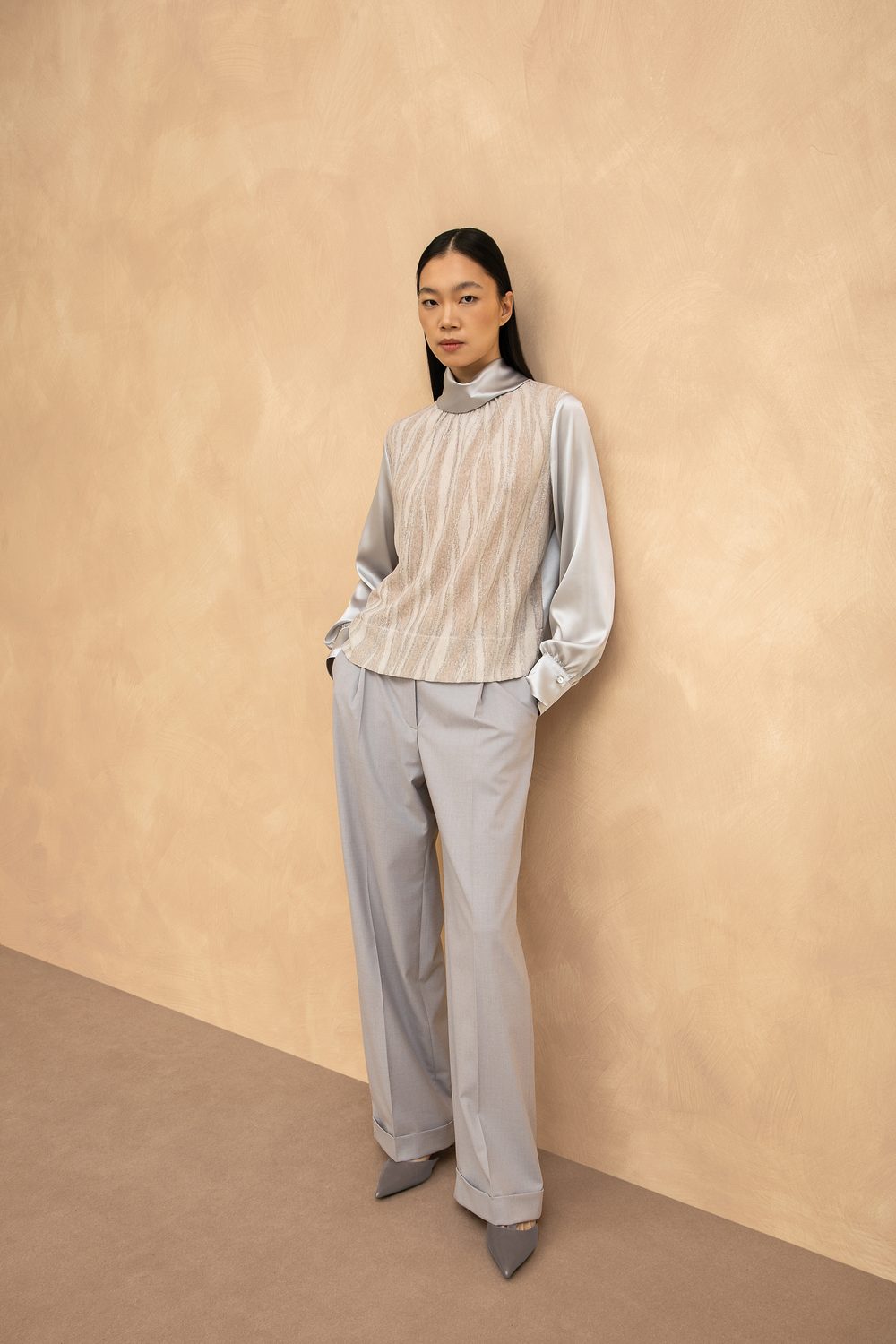 Maglia chiara e pantaloni grigio perla, in studio