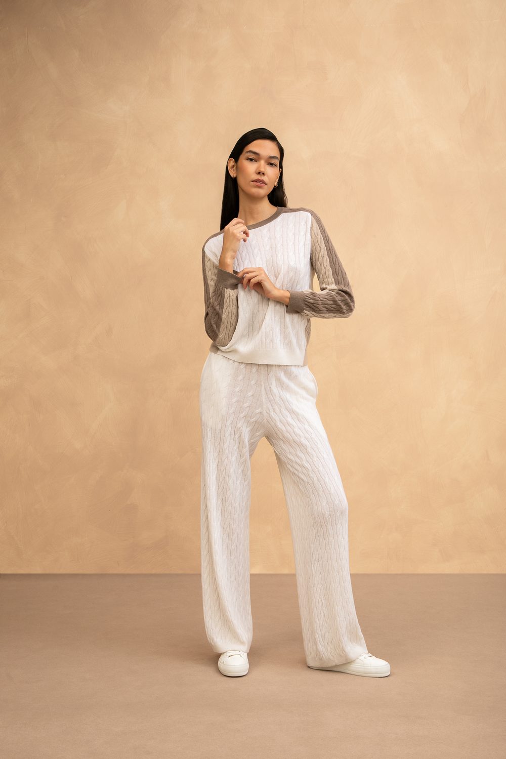Completo in maglia avorio: pullover e pantaloni a trecce, in studio